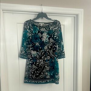 Beautiful blouse 
White House/BlackMarket
Size Small